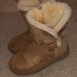 Cute chestnut brown mid length bailey UGGS